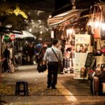 Pessoa andando à noite na cidade