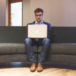 Homem trabalhando como freelance