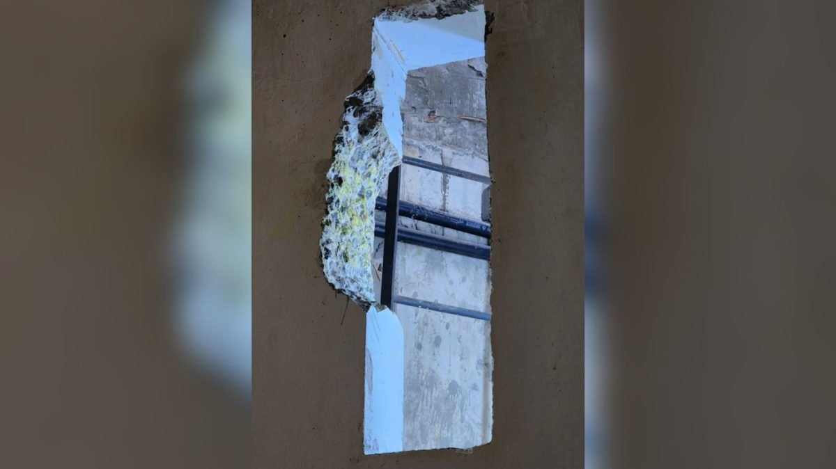 Imagem colorida do buraco na parede que os presos fugiram - Metrópoles